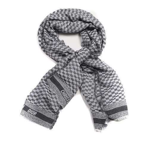 black and gray dior scarf.